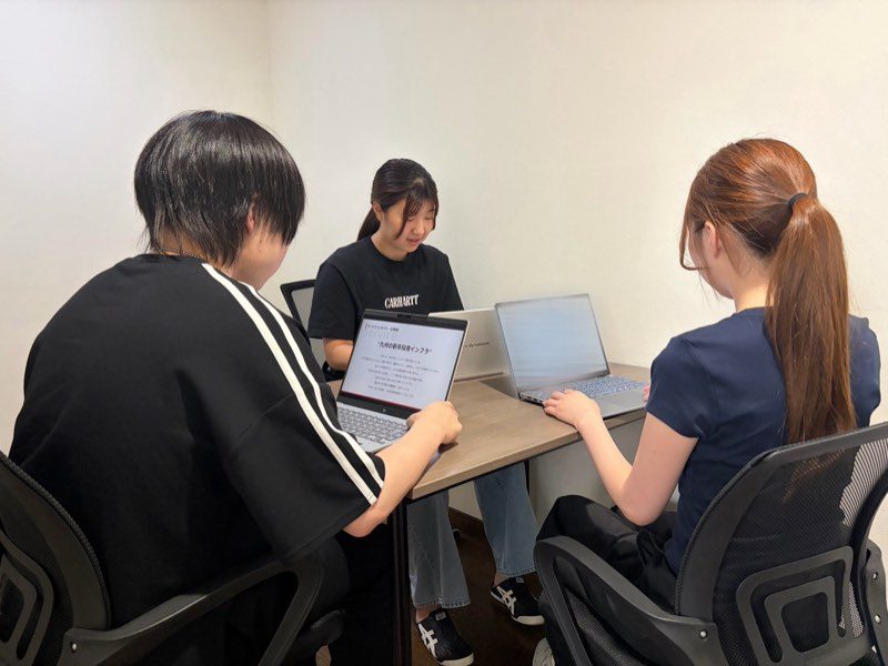 PEACS LOUNGE熊本で勉強する学生