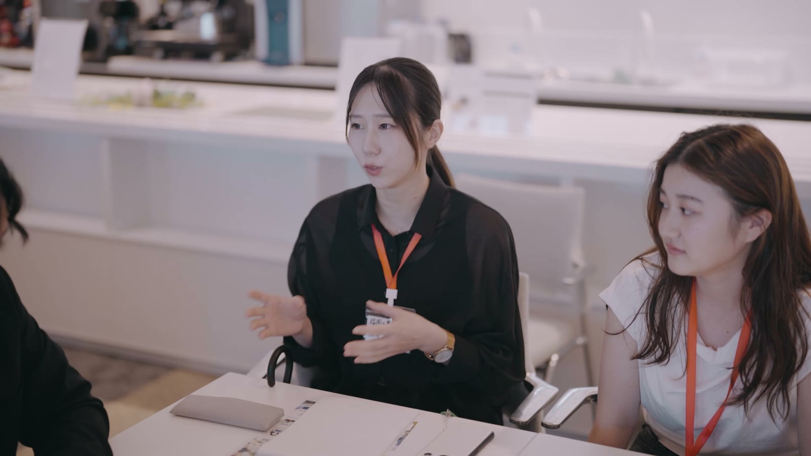 出展企業の担当者と学生が座談会で話す様子